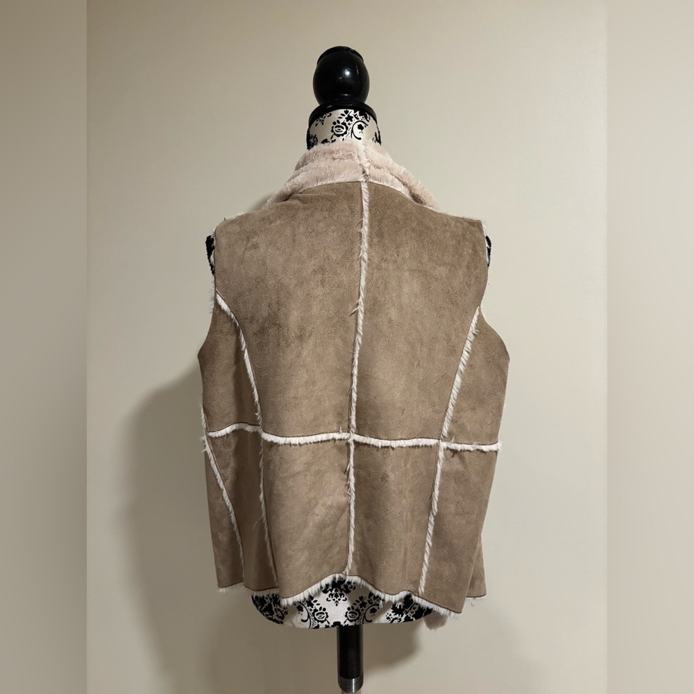 Sherpa lined suede Vest - Picture 5 of 6